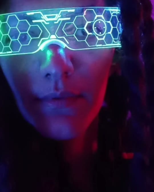 Resutech video: Thuraya with neon tech glasses